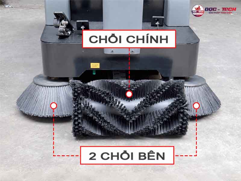xe quét rác ngồi lái Kumisai KMS-1350E được thiết kế gồm 3 chổi