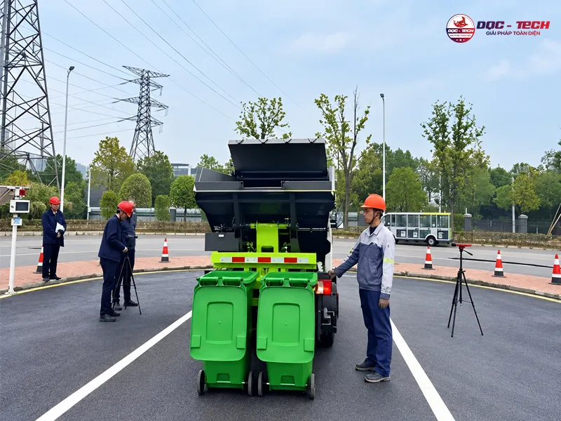 xe quét rác ngồi lái Kumisai KMS25 với 2 thùng chứa lớn